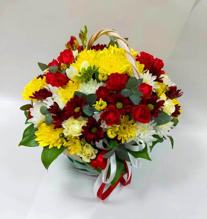 Цветочная композиция из Хризантемы и Розы в корзине в Новой Адыгее