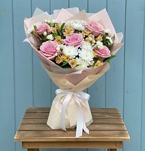 Букет цветов из:  Гвоздики, Орхидеи и Розы в Новой Адыгее