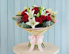 Букет цветов из:  Лилии и Розы в Новой Адыгее
