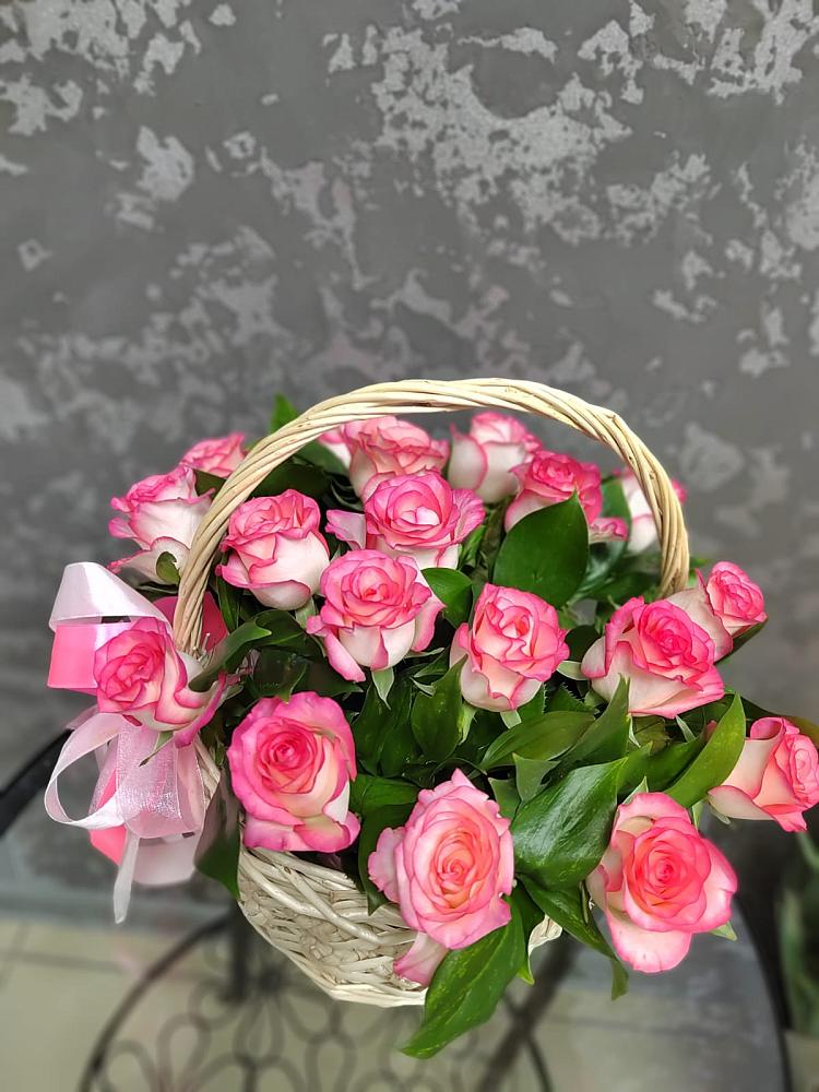 Цветочная композиция из Розы в корзине в Новой Адыгее