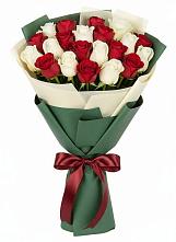 Букет Микс из красных и белых роз в Новой Адыгее