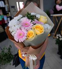 Букет цветов из:  Герберы, Розы и Хризантемы в Новой Адыгее