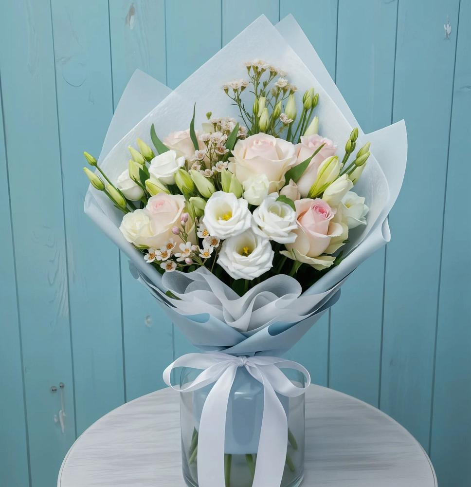 Букет цветов из: Розы и Лизиантусы в Новой Адыгее