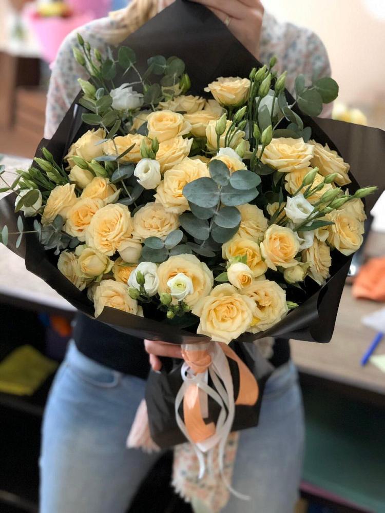 Букет цветов из: Розы и Лизиантусы в Новой Адыгее