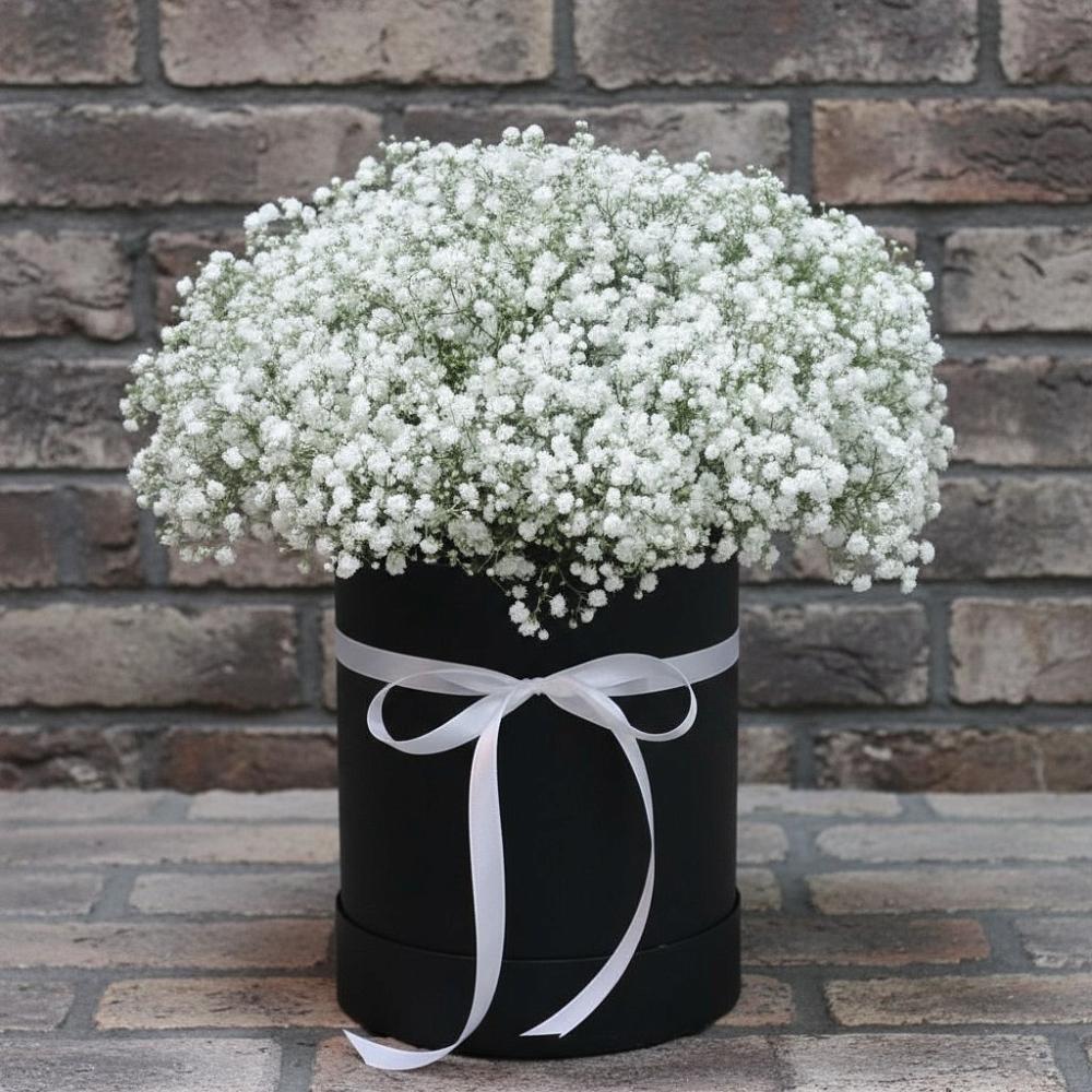 Цветочная композиция из Гипсофила в шляпной коробке в Новой Адыгее