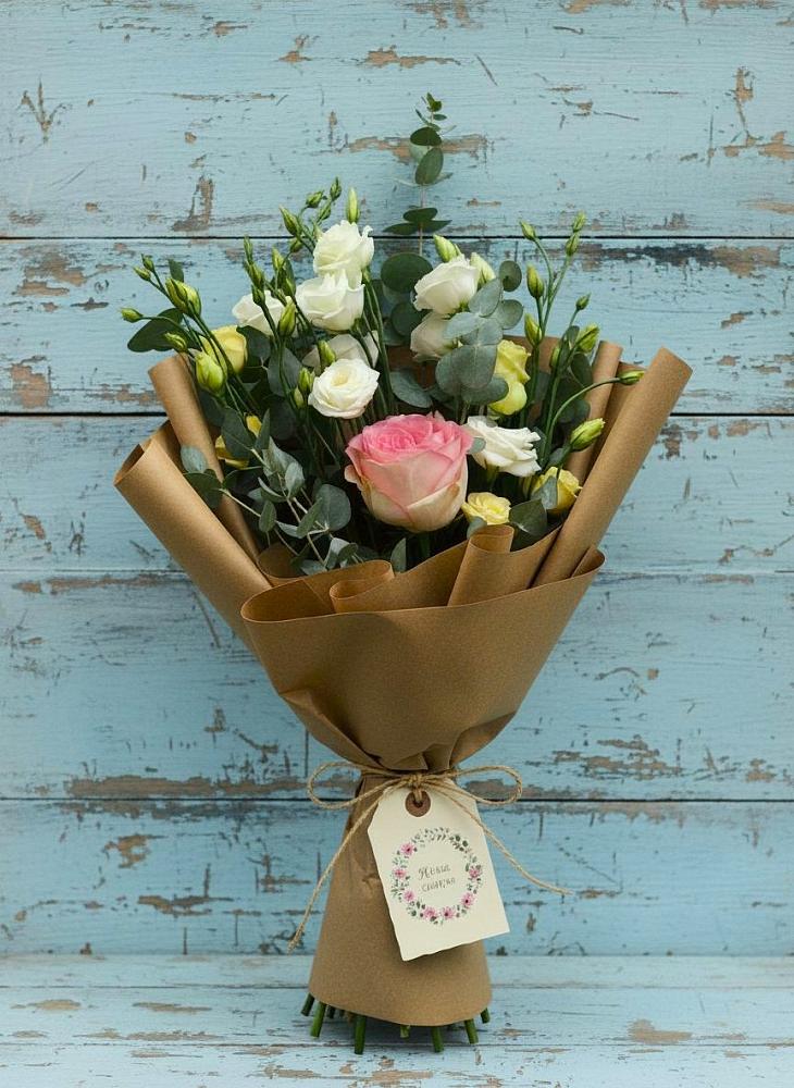 Букет цветов из: Розы и Лизиантусы в Новой Адыгее