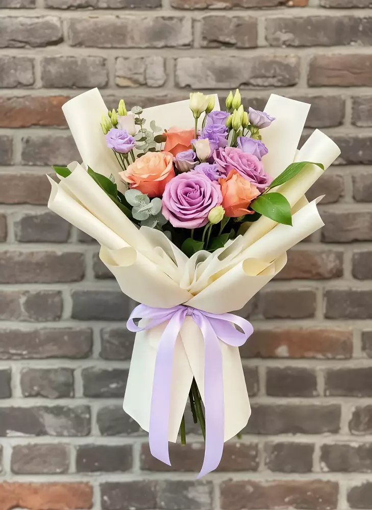 Букет цветов из: Лизиантусы и Розы в Новой Адыгее