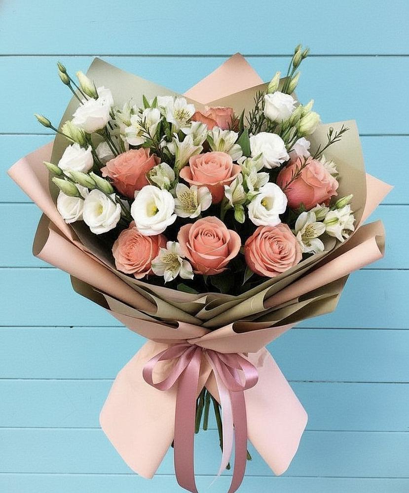 Букет цветов из: Розы, Альстромерии и Лизиантусы в Новой Адыгее