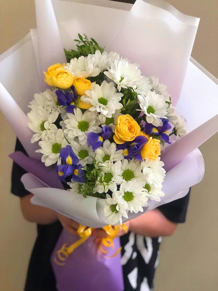 Букет цветов из: Ирисы, Хризантемы и Розы в Новой Адыгее