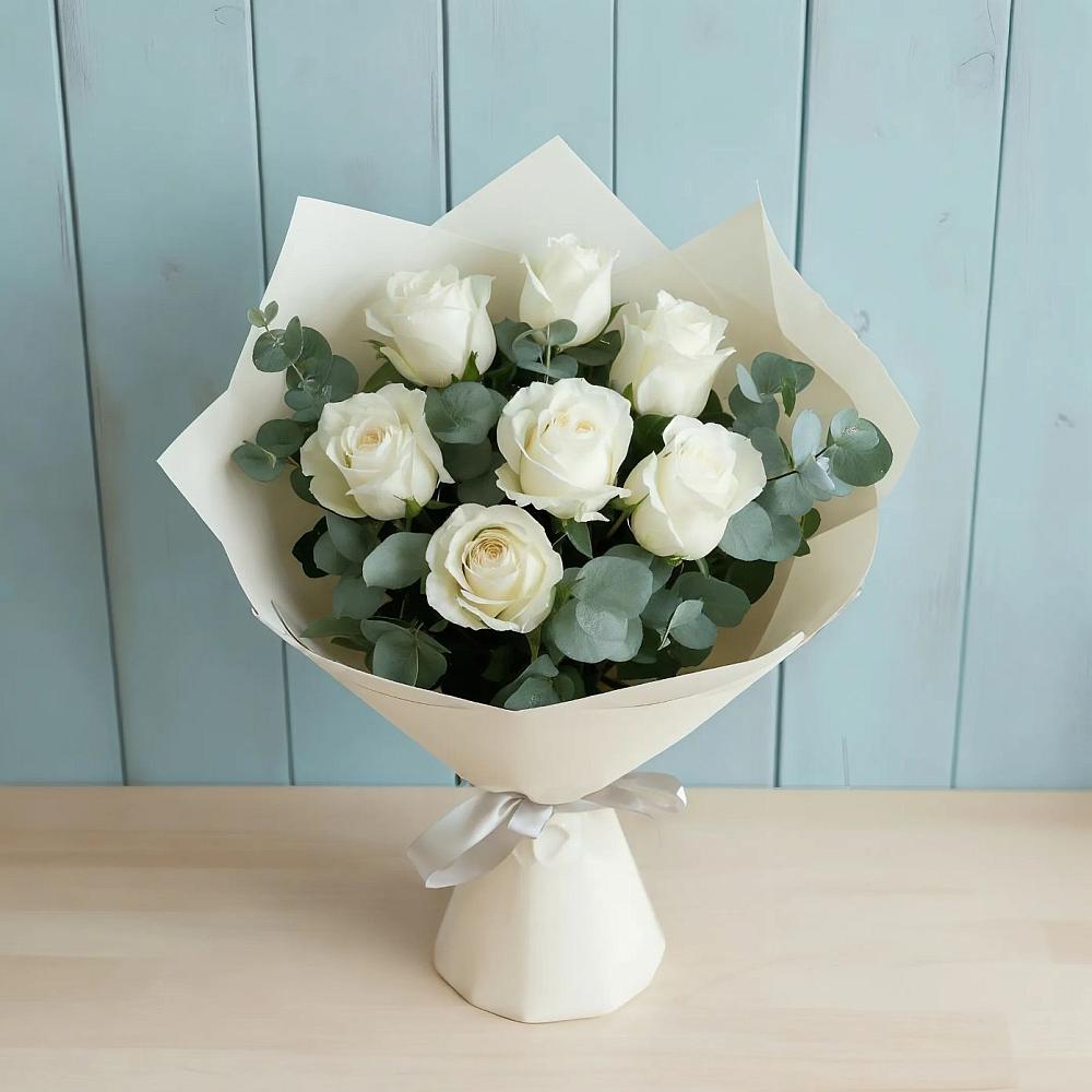Букет Белые розы в Эвкалипте в Новой Адыгее