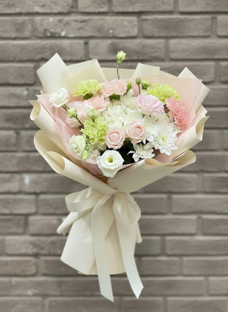 Букет цветов из: Гвоздики, Розы, Лизиантусы и Хризантемы в Новой Адыгее