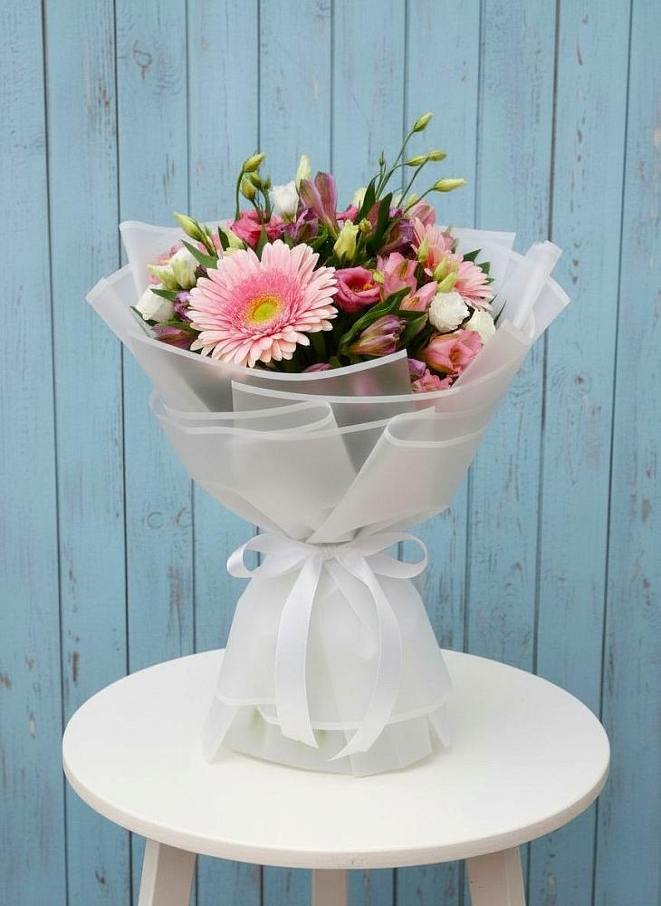 Букет цветов из: Герберы, Альстромерии и Лизиантусы в Новой Адыгее