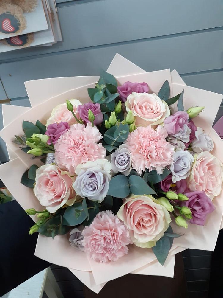 Букет цветов из: Розы, Гвоздики и Лизиантусы в Новой Адыгее