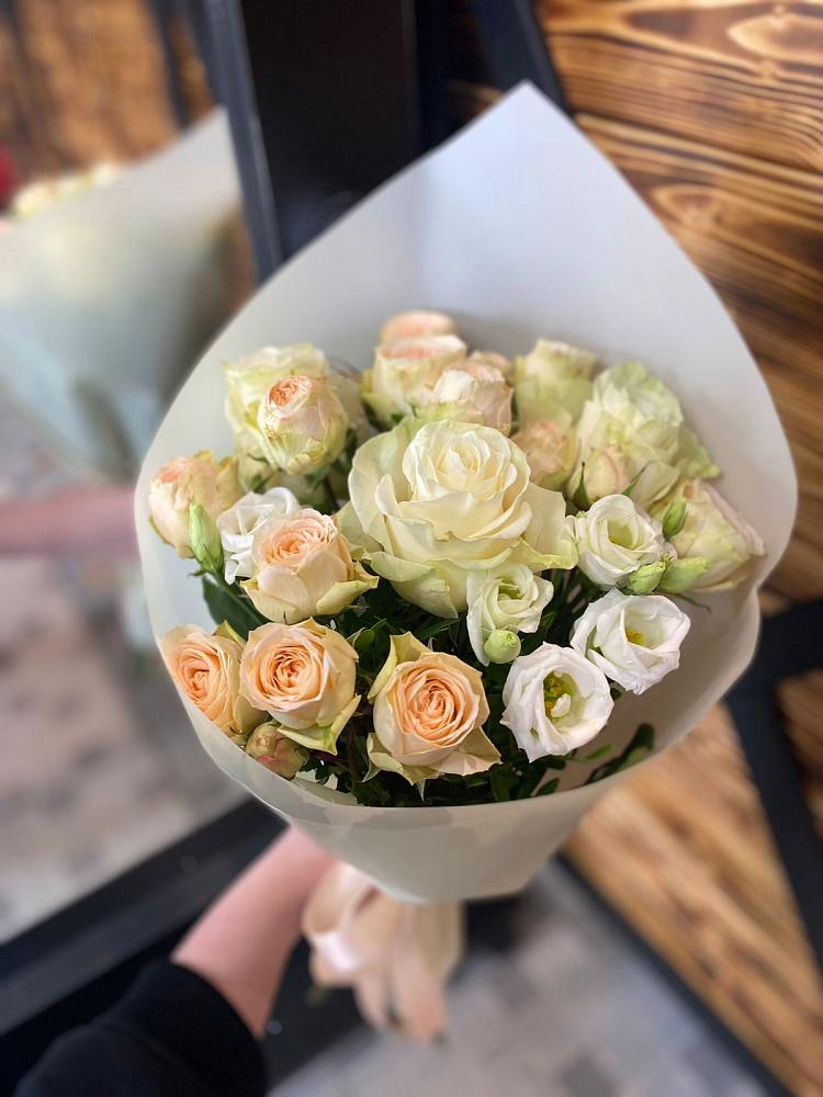 Букет цветов из: Розы и Лизиантусы в Новой Адыгее